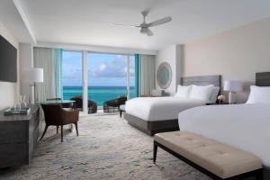 普罗维登西亚莱斯岛The Ritz-Carlton Residences, Turks & Caicos的酒店客房设有两张床,享有海景。