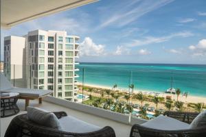 普罗维登西亚莱斯岛The Ritz-Carlton Residences, Turks & Caicos的从酒店阳台可欣赏到海滩景色