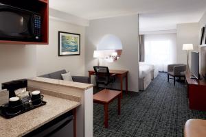 多瓦尔蒙特利尔机场费尔菲尔德万豪套房酒店的酒店客房设有厨房和客厅。