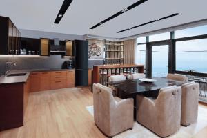 伊斯坦布尔Residence Inn by Marriott Istanbul Atasehir的厨房以及带桌椅的用餐室。