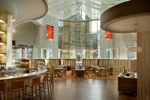 多伦多多伦多伊顿中心万豪酒店的大楼内带桌椅的餐厅