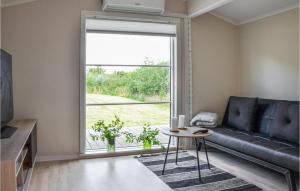 Kirke Såby2 Bedroom Amazing Home In Kirke Sby的带沙发和大窗户的客厅