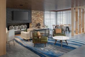 罗内特公园Fairfield Inn & Suites by Marriott Santa Rosa Rohnert Park的客厅配有沙发、椅子和壁炉