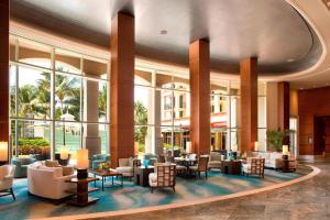 棕榈滩海岸笙歌岛棕榈滩万豪度假酒店暨Spa的大堂,设有桌椅