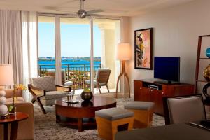棕榈滩海岸笙歌岛棕榈滩万豪度假酒店暨Spa的带沙发和电视的客厅