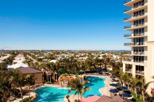 棕榈滩海岸笙歌岛棕榈滩万豪度假酒店暨Spa的享有度假村的空中景致,设有游泳池和棕榈树