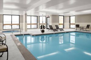 帕迪尤卡西帕迪尤卡万怡酒店的蓝色的游泳池,位于酒店客房内