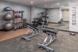 斯波坎波坎市中心费尔菲尔德客栈的健身房设有两台跑步机和镜子