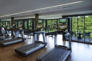 姆鲁姆鲁万豪度假酒店的大楼内带有一排跑步机的健身房