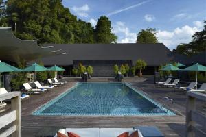 姆鲁姆鲁万豪度假酒店的一个带躺椅和遮阳伞的游泳池
