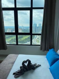 普特拉贾亚CheeAyu@ Putrajaya IOI Resort的窗前床边的手套