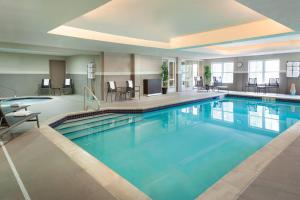马卡姆Residence Inn by Marriott Toronto Markham的蓝色的大游泳池,位于酒店客房内