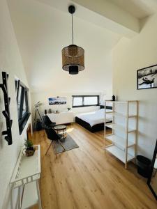 Chambre double privative et indépendante的一间卧室配有一张床和一张双层床。