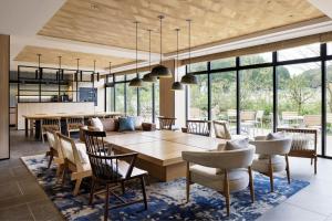 真庭市Fairfield by Marriott Okayama Hiruzen Highland的厨房以及带桌椅的用餐室。