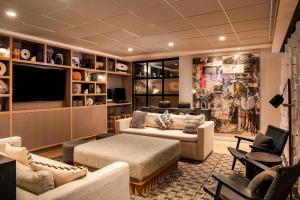 阿文图纳迈阿密安菲特拉购物中心万豪原住客栈的客厅配有家具和平面电视。