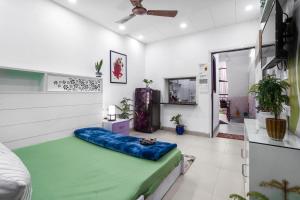 新德里Homlee-Heritage 2-Bed Room Apt near Pragati Maidan的中间设有带大床的客厅