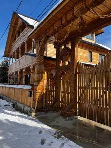 舒加塔格盐矿镇Rustic Maramureș的一座木结构建筑,雪中设有木门