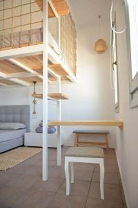 阿诺锡罗斯Κατοικία Uppolis με θέα τα νησιά的一间小房间,配有双层床和楼梯