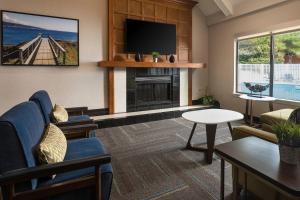 圣马特奥市原住客栈万豪旧金山机场圣马特奥酒店的客厅设有壁炉和电视。