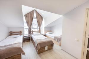萨克德佐尔镇Popock Tsaghkadzor的一间卧室设有两张床和两个窗户。