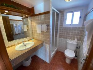 莫哈卡尔Hotel Simón的一间带水槽、卫生间和镜子的浴室
