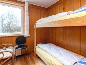 HesselagerHoliday home Hesselager VII的一间卧室设有两张双层床和一扇窗户。