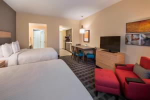 渥太华渥太华喀拉塔万豪广场套房酒店的酒店客房设有两张床和一台平面电视。