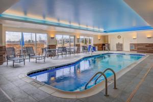 马里兰高地Residence Inn by Marriott St. Louis Westport的一座配有桌椅的酒店游泳池