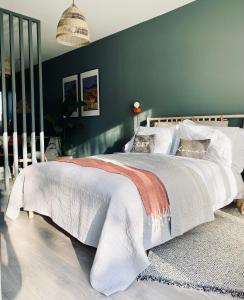 贝尔法斯特The Green Room guest suite的一间卧室设有一张大床和蓝色的墙壁