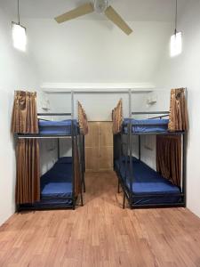 TimuranGorga hostel的带吊扇的客房内的两张双层床
