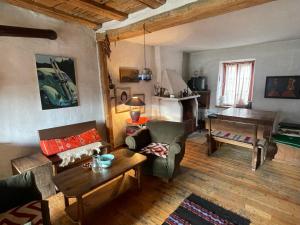 本赫沃Das Landhaus的客厅配有沙发和桌子