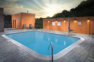 雅典Fairfield Inn & Suites by Marriott Athens的庭院里的一个大型蓝色游泳池