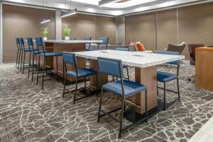 亨特斯维尔SpringHill Suites by Marriott Charlotte Huntersville的一间会议室,配有大桌子和椅子