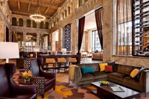 圣地亚哥圣地亚哥市区万怡酒店的大厅配有沙发,大楼内设有一间酒吧