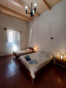 蒂尔卡拉Postales del Tiempo的一间卧室配有两张床和吊灯。