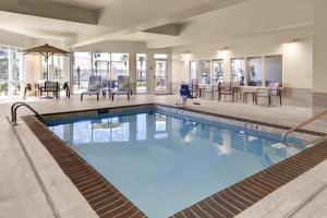 格雷特纳新奥尔良西岸/格雷特纳万怡酒店的酒店设有带桌椅的游泳池