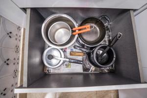 新德里Homlee-Luxurious 2BHK Apt with Kitchen near Metro的架子上装满锅碗瓢盆的盒子
