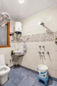 新德里Homlee-Luxurious 2BHK Apt with Kitchen near Metro的一间带卫生间和水槽的浴室