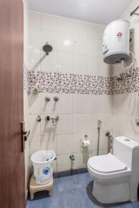 新德里Homlee-Luxurious 2BHK Apt with Kitchen near Metro的一间带卫生间和淋浴的小浴室