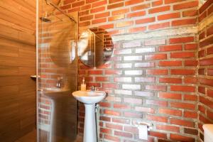 圣玛尔塔Hostal Ana的一间带砖墙和水槽的浴室