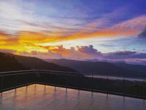 潘奇加尼Sharayu Holidays Valley View的阳台享有日落美景。