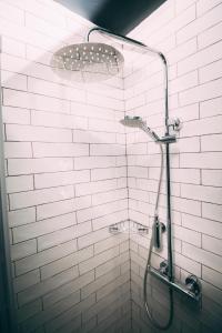 都柏林Thomas Moore Inn的白色瓷砖淋浴和淋浴头