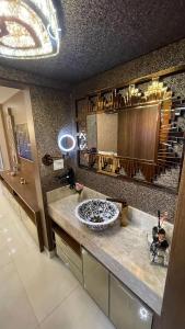 伊瓜苏Apartamento na melhor localização de Foz的一间带水槽和大镜子的浴室