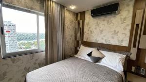 伊瓜苏Apartamento na melhor localização de Foz的一间卧室设有一张床和一个窗口