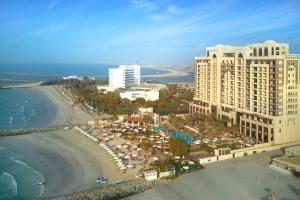 阿吉曼Ajman Saray, a Luxury Collection Resort, Ajman的享有度假胜地和海滩的空中景致