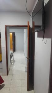 San Ramón de la Nueva OránVictoria apart的一间设有门厅和电视的房间