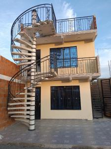 RozoVILLA BRAULIO的房屋一侧的螺旋楼梯