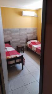 San Ramón de la Nueva OránVictoria apart的一间房间,配有两张单人床