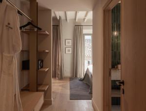 索列尔Can Verí Suites的带走廊和床的房间以及带走廊的房间