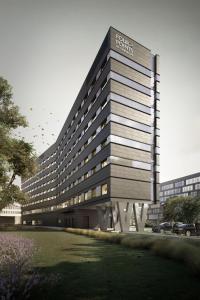 华沙Four Points by Sheraton Warsaw Mokotow的前面有标志的建筑